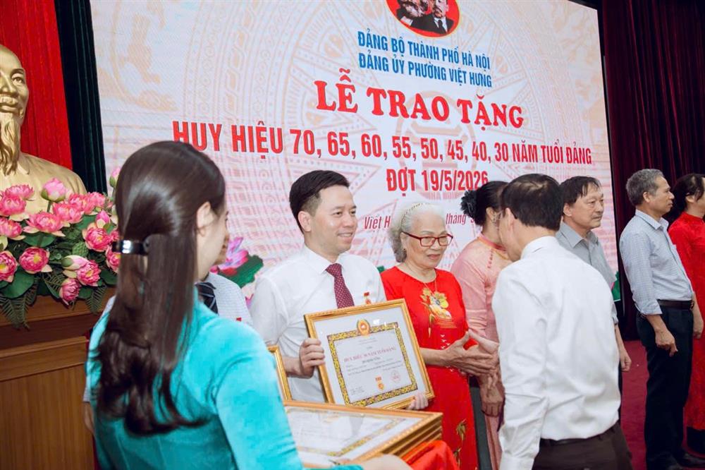 GIÁM ĐỐC BỆNH VIỆN ĐA KHOA ĐỨC GIANG VINH DỰ ĐƯỢC TRAO TẶNG HUY HIỆU 30 NĂM TUỔI ĐẢNG